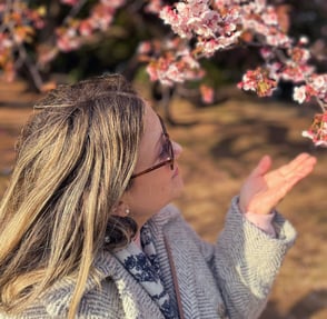 Julie Gachet Mitrovic smiling outdoors – coach specializing in Positive Psychology and embodiment