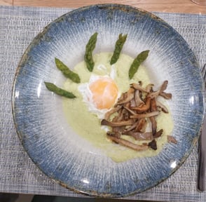 Préparation d'entrée de saison dans l'atelier de cuisine