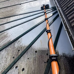 toit en polycarbonate nettoyé par Franck Carpentier de l'entreprise Charente vitre net