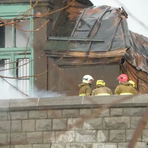 Incendie du Manèege., pompier derrièere mur.