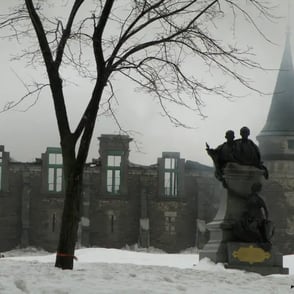 Incendie du Manèege., monument drapeau.