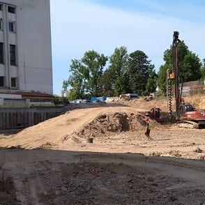 vykdomi naujojo baseino pagrindų ruošimo darbai