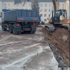 JCB ekskavatorius krauna į sunkvežimį
