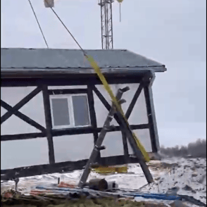 kranu keliamas namas video