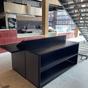 Mobilier de tri sélectif en métal sur mesure avec finitions noires, fabrication artisanale par un métallier chaudronnier à To
