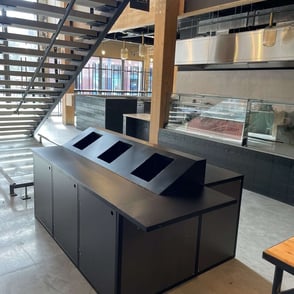 Mobilier de tri sélectif en métal sur mesure avec finitions noires, fabrication artisanale par un métallier chaudronnier à To