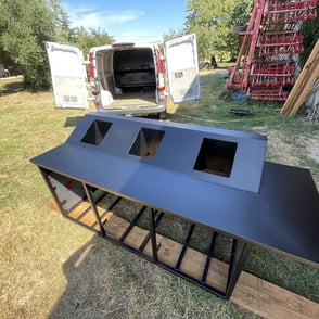 Mobilier de tri sélectif en métal sur mesure avec finitions noires, fabrication artisanale par un métallier chaudronnier à To