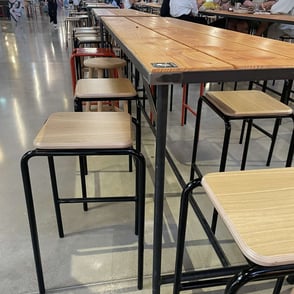 Tables hautes en bois avec structures métalliques noires, mobilier de terrasse sur mesure fabriqué par un métallier ferronnie