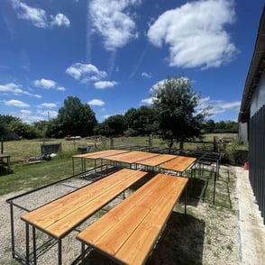 Tables hautes en bois avec structures métalliques noires, mobilier de terrasse sur mesure fabriqué par un métallier ferronnie