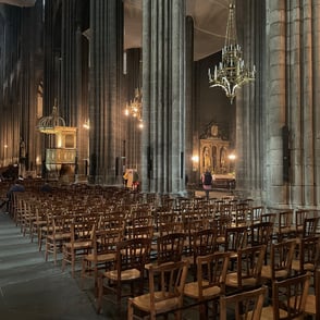 la nef et le colatéral droit sonorisés de la Cathédrale de Clermont-Ferrand