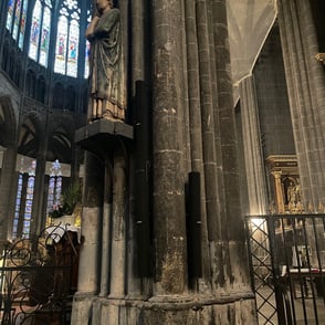 colonnes sonores installées sur une partie de Cathédrale