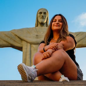 turista-sentada-na-escadaria-do-cristo-redentor
