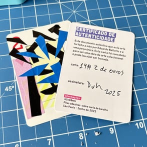 carta dois de ouros e certificado de autenticidade da série arte de bolso.