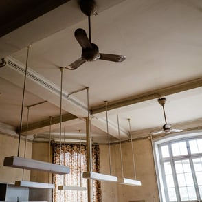 Plafond haut et lampes néons
