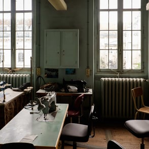 Tables, machines à coudre et fauteuils