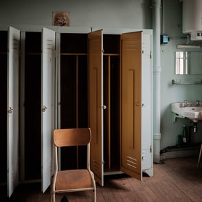 Vestiaires en fer et coin lavabo