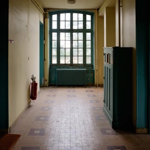 Couloir avec extincteur et radiateur