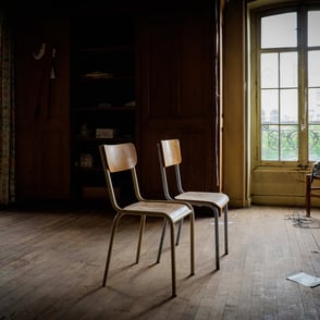 Deux chaises dans une pièce vide