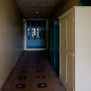 Couloir sombre avec une armoire