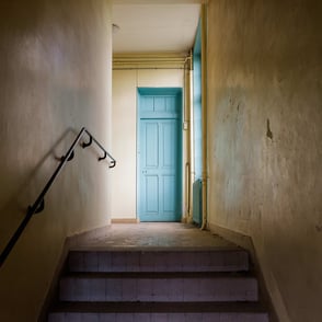 Escalier et porte sur palier