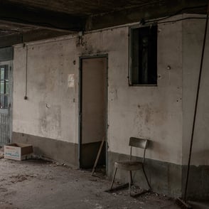 pièce vide et délabrée avec une chaise