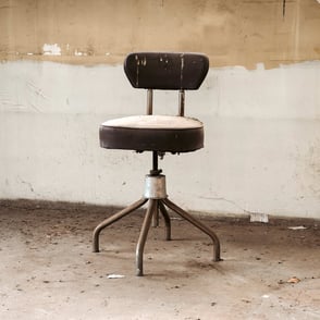 Fauteuil dans une pièce vide