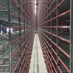 scaffalature industriali in un magazzino