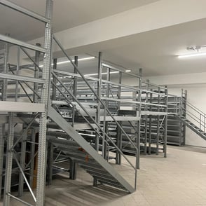 scaffalatura soppalcata realizzata da dynamik work services