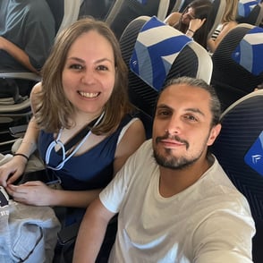 Listos en el avión para dar la vuelta al mundo