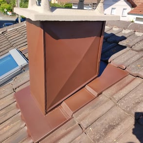 Habillage de souche de cheminée réalisé sur une toiture en tuiles à Montbéliard pour assurer l’étanchéité et la protection co