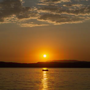 Foto di una barca al tramonto sul lago di Garda