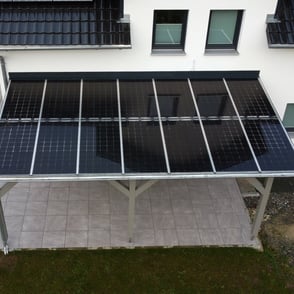 durchsichtige-solar-terrassena1-4berdachung-aus-glas-maximale-energieeffizienz-pvdach