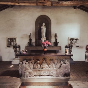 Intérieur d'une chapelle avec autel