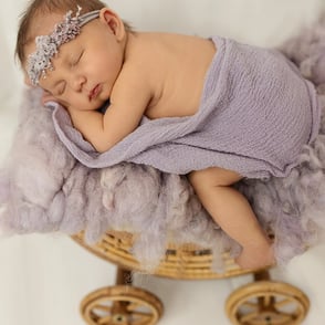 bébé qui dort sur une poussette don t pied dépasse