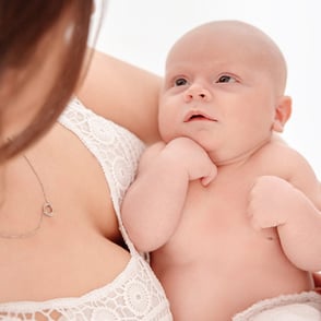 photo de bébé dans les bras de sa maman