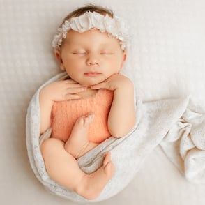 bébé dort enroulé d'un wrap rond