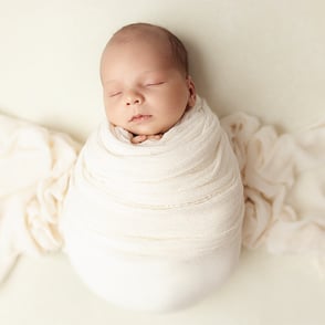 photographie de nouveau-né enveloppe dans un wrap comme un papillon