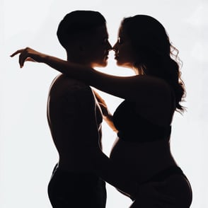 shooting grossesse en couple en ombre chinoise avec un léger soleil contre eux