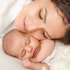 photographie de bébé avec maman tête sur t^te