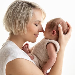 photo de maman qui a bébé contre elle