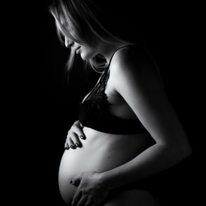 shooting grossesse en noir et blanc de profil