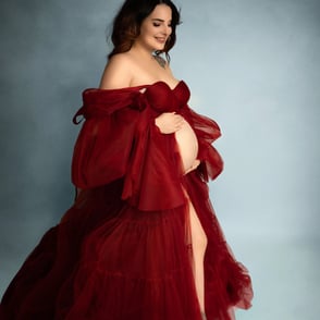 photo de femme enceinte dans une belle robe rouge en tulle