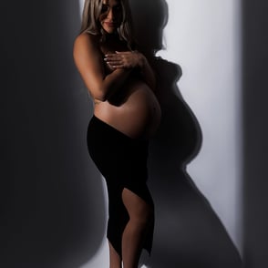 photographie femme enceinte dans l'ombre du jour entre deux portes