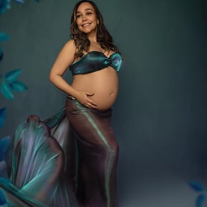 photographie de grossesse avec un voile vert organza