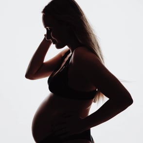 photo de grossesse en ombre chinoise dévoilant ses courbe de femme enceinte