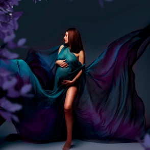 photo de femme enceinte habillée d'un voile de soie violet et vert