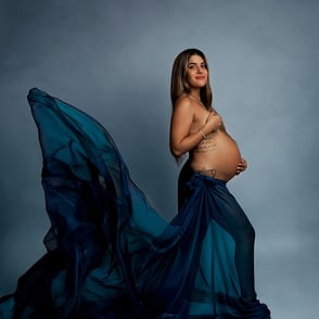 photo de grossesse d'une femme avec un magnifique voile de soie autour de la taille