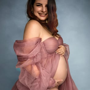 photo portrait de femme enceinte dans une robe mauve de tulle