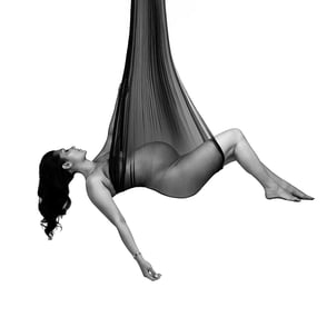 photo comme un tableau de femme enceinte suspendue dans un tulle noir