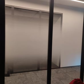 Stiklinis kabinetas su iš dalies dengta matine plėvele
